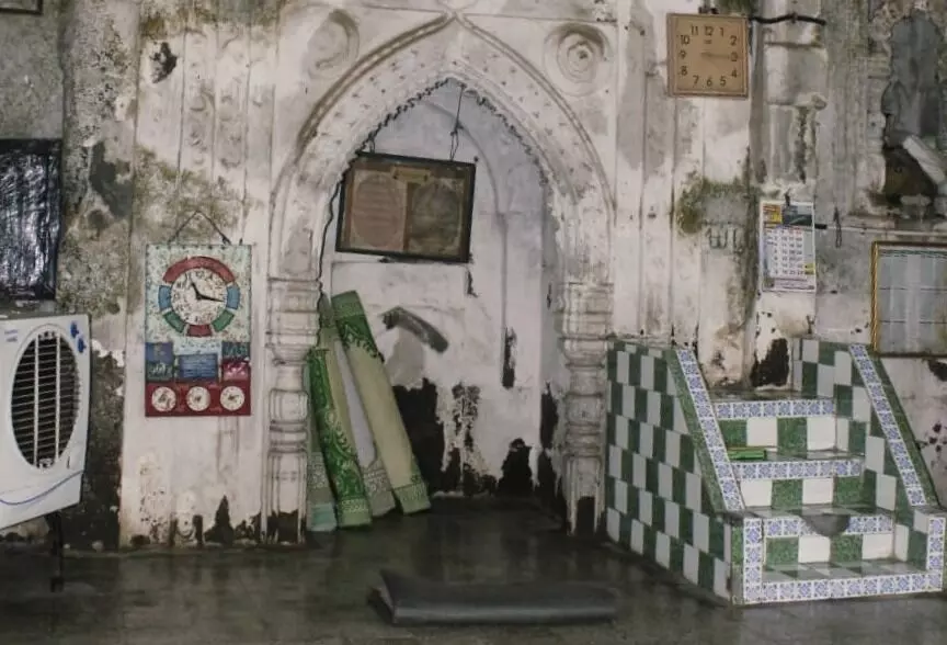 ಮಹಾರಾಷ್ಟ್ರ: 800 ವರ್ಷ ಹಳೆಯ ಜುಮಾ ಮಸೀದಿಯಲ್ಲಿ ಪ್ರಾರ್ಥನೆ ನಿಲ್ಲಿಸಲು ಜಿಲ್ಲಾಧಿಕಾರಿ ಆದೇಶ ಮಹಾರಾಷ್ಟ್ರ: 800 ವರ್ಷ ಹಳೆಯ ಜುಮಾ ಮಸೀದಿಯಲ್ಲಿ ಪ್ರಾರ್ಥನೆ ನಿಲ್ಲಿಸಲು ಜಿಲ್ಲಾಧಿಕಾರಿ ಆದೇಶ