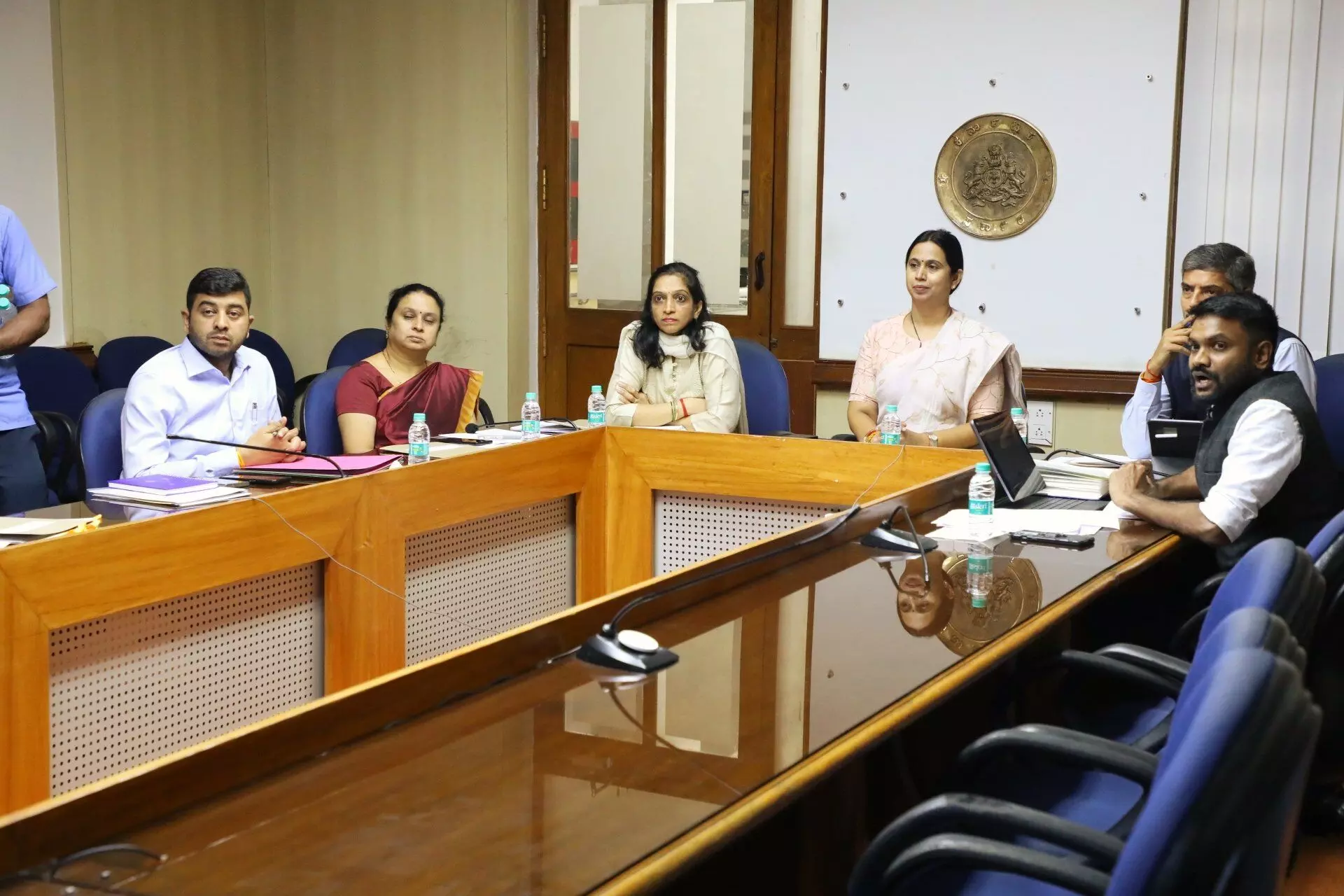 ‘ಗೃಹಲಕ್ಷ್ಮಿಗೆ ಸಿದ್ಧತೆ; ಜಿಲ್ಲಾಧಿಕಾರಿಗಳೊಂದಿಗೆ ಸಚಿವೆ ಲಕ್ಷ್ಮಿ ಹೆಬ್ಬಾಳ್ಕರ್ ವಿಡಿಯೋ ಸಂವಾದ ‘ಗೃಹಲಕ್ಷ್ಮಿಗೆ ಸಿದ್ಧತೆ; ಜಿಲ್ಲಾಧಿಕಾರಿಗಳೊಂದಿಗೆ ಸಚಿವೆ ಲಕ್ಷ್ಮಿ ಹೆಬ್ಬಾಳ್ಕರ್ ವಿಡಿಯೋ ಸಂವಾದ