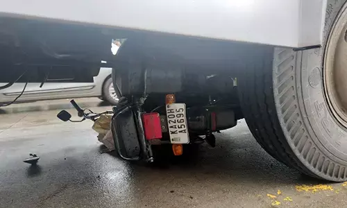 ಮಣಿಪಾಲ: ದ್ವಿಚಕ್ರ ವಾಹನಕ್ಕೆ ಬಸ್ ಢಿಕ್ಕಿ; ತಂದೆ, ಮಗಳಿಗೆ ಗಾಯ