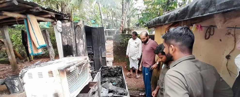 ಭಟ್ಕಳ: ಶಾರ್ಟ್ ಸರ್ಕ್ಯೂಟ್‌ನಿಂದ ಮನೆಯಲ್ಲಿ ಬೆಂಕಿ; ಎಲೆಕ್ಟ್ರಾನಿಕ್ಸ್ ವಸ್ತುಗಳು ಬೆಂಕಿಗಾಹುತಿ