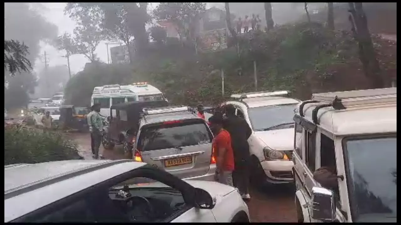 ಚಿಕ್ಕಮಗಳೂರು: ಹರಿದು ಬಂದ ಪ್ರವಾಸಿಗರ ದಂಡು; ಗಂಟೆಗೂ ಹೆಚ್ಚು ಕಾಲ ಟ್ರಾಫಿಕ್ ಜಾಮ್ ಚಿಕ್ಕಮಗಳೂರು: ಹರಿದು ಬಂದ ಪ್ರವಾಸಿಗರ ದಂಡು; ಗಂಟೆಗೂ ಹೆಚ್ಚು ಕಾಲ ಟ್ರಾಫಿಕ್ ಜಾಮ್