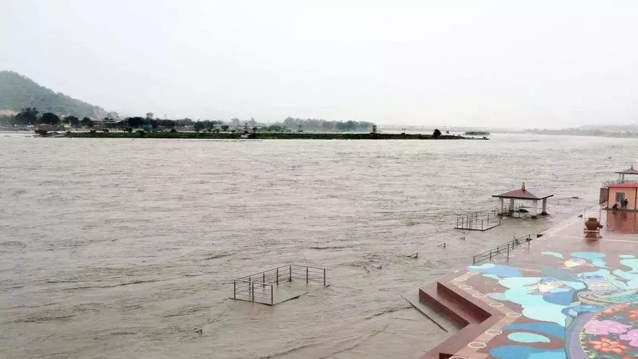 ಉತ್ತರಾಖಂಡದಲ್ಲಿ ವ್ಯಾಪಕ ಮಳೆ; ಅಪಾಯದ ಮಟ್ಟ ಮೀರಿದ ಗಂಗೆ ಉತ್ತರಾಖಂಡದಲ್ಲಿ ವ್ಯಾಪಕ ಮಳೆ; ಅಪಾಯದ ಮಟ್ಟ ಮೀರಿದ ಗಂಗೆ