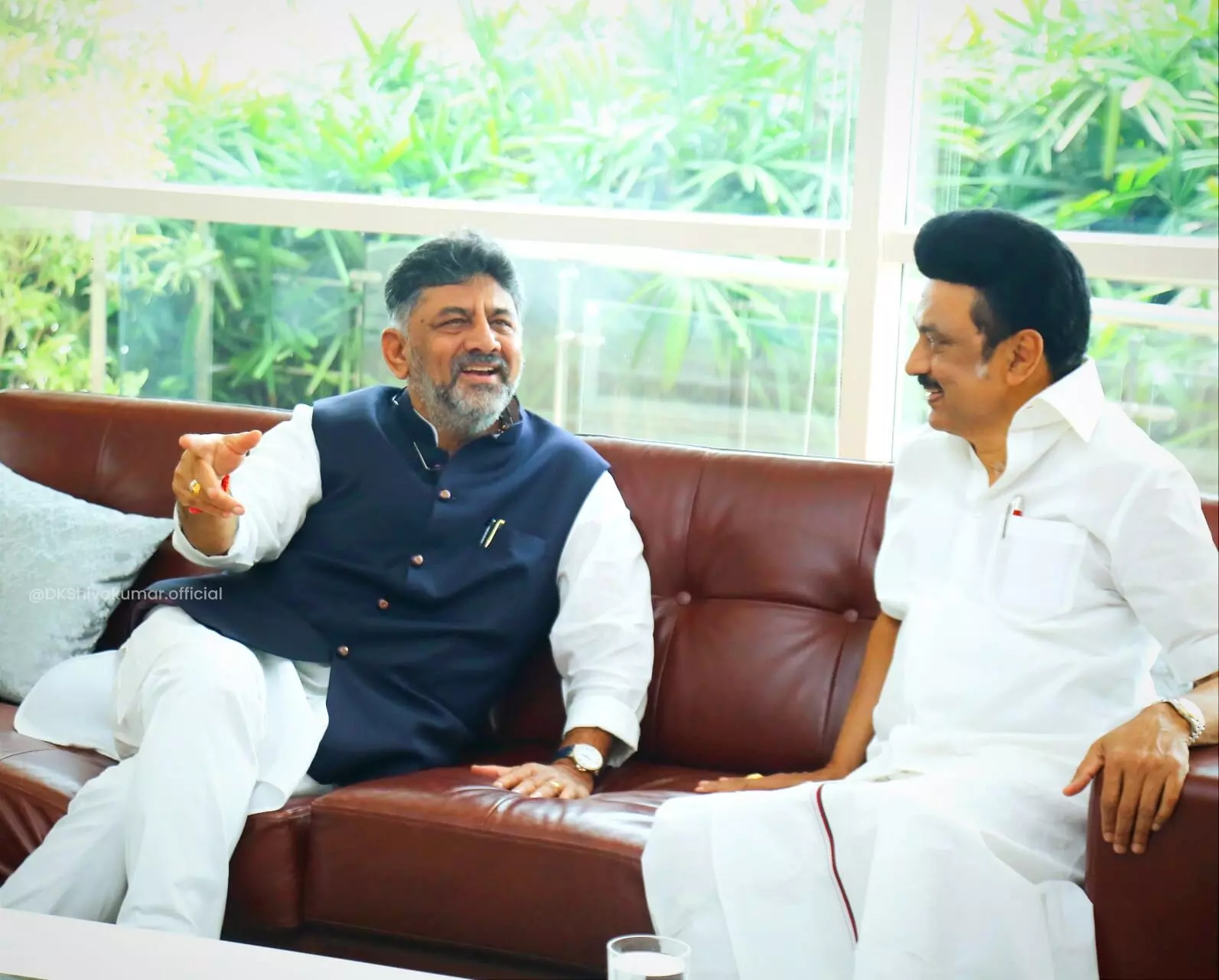 ವಿಪಕ್ಷಗಳ ಸಭೆ; ಬೆಂಗಳೂರಿಗೆ ಆಗಮಿಸಿದ ತಮಿಳುನಾಡಿನ ಸಿಎಂ ಸ್ಟಾಲಿನ್ ರನ್ನು ಸ್ವಾಗತಿಸಿದ ಡಿ.ಕೆ ಶಿವಕುಮಾರ್ ವಿಪಕ್ಷಗಳ ಸಭೆ; ಬೆಂಗಳೂರಿಗೆ ಆಗಮಿಸಿದ ತಮಿಳುನಾಡಿನ ಸಿಎಂ ಸ್ಟಾಲಿನ್ ರನ್ನು ಸ್ವಾಗತಿಸಿದ ಡಿ.ಕೆ ಶಿವಕುಮಾರ್