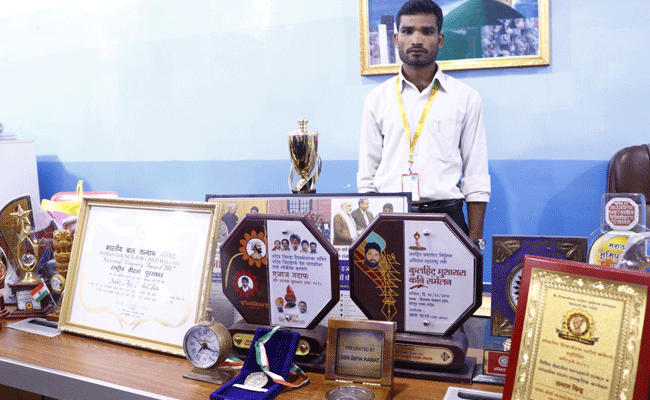 ಮಹಾರಾಷ್ಟ್ರ ಶಾಲಾ ಪಠ್ಯಪುಸ್ತಕದಲ್ಲಿ ಸ್ಥಾನ ಪಡೆದ ರಾಷ್ಟ್ರೀಯ ಶೌರ್ಯ ಪ್ರಶಸ್ತಿ ಪುರಸ್ಕೃತ ಎಜಾಝ್ ನದಾಫ್ ಮಹಾರಾಷ್ಟ್ರ ಶಾಲಾ ಪಠ್ಯಪುಸ್ತಕದಲ್ಲಿ ಸ್ಥಾನ ಪಡೆದ ರಾಷ್ಟ್ರೀಯ ಶೌರ್ಯ ಪ್ರಶಸ್ತಿ ಪುರಸ್ಕೃತ ಎಜಾಝ್ ನದಾಫ್