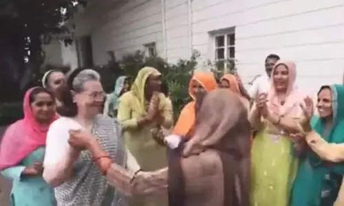 ಹರ್ಯಾಣದ ಮಹಿಳಾ ರೈತರೊಂದಿಗೆ ಊಟ, ನೃತ್ಯದೊಂದಿಗೆ ಸಂವಾದ ನಡೆಸಿದ ಸೋನಿಯಾ ಗಾಂಧಿ