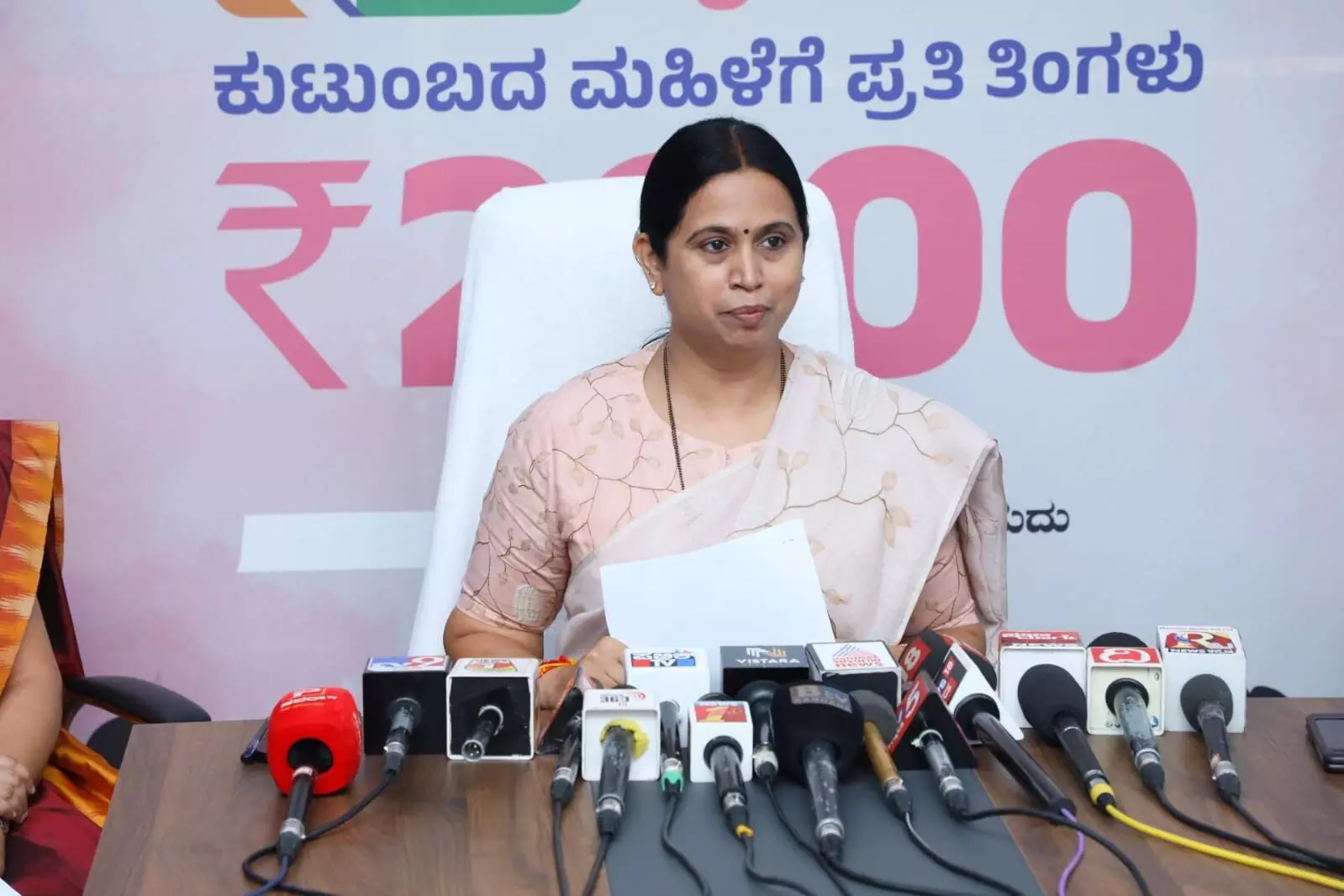 ಗೃಹ ಲಕ್ಷ್ಮಿ ಯೋಜನೆ | 8147500500 ಸಂಖ್ಯೆಗೆ SMS ಮಾಡಿದ ಬಳಿಕ ನೋಂದಣಿ ಸ್ಥಳ, ದಿನಾಂಕ ನಿಗದಿ: ಲಕ್ಷ್ಮಿ ಹೆಬ್ಬಾಳ್ಕರ್ ಗೃಹ ಲಕ್ಷ್ಮಿ ಯೋಜನೆ | 8147500500 ಸಂಖ್ಯೆಗೆ SMS ಮಾಡಿದ ಬಳಿಕ ನೋಂದಣಿ ಸ್ಥಳ, ದಿನಾಂಕ ನಿಗದಿ: ಲಕ್ಷ್ಮಿ ಹೆಬ್ಬಾಳ್ಕರ್