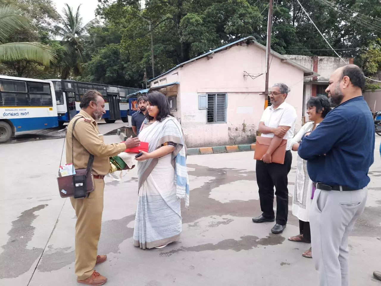 ಬಸ್ಸಿನಲ್ಲಿ ಬಲವಂತವಾಗಿ ಟೋಪಿ ತೆಗೆಸಿದ ಪ್ರಕರಣ: ಬಿಎಂಟಿಸಿ ನಿರ್ವಾಹಕ ಆಸಿಫ್ ರನ್ನು ಭೇಟಿಯಾದ ಮಾಜಿ ಶಾಸಕಿ ಸೌಮ್ಯಾ ರೆಡ್ಡಿ