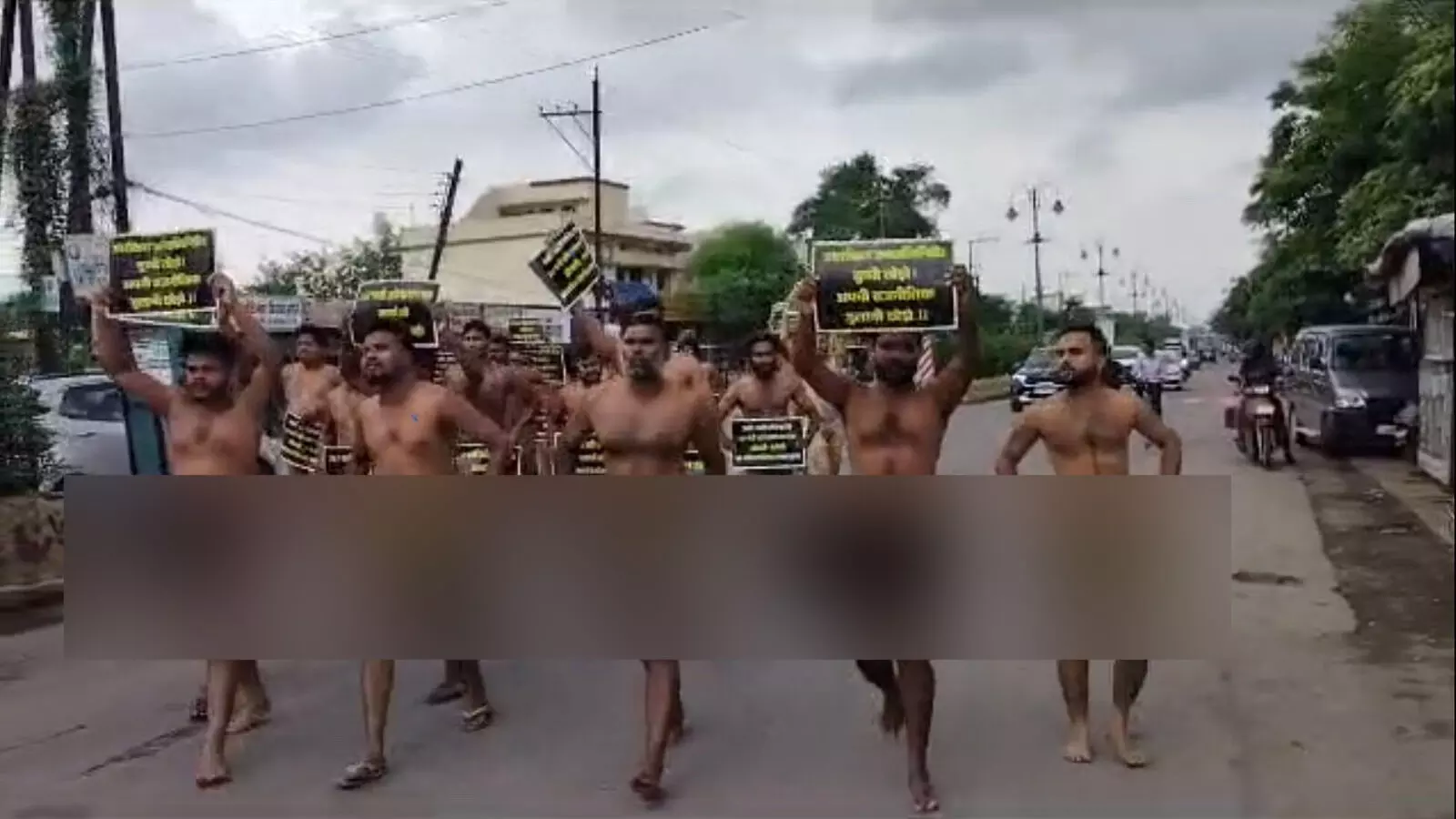 ಸರ್ಕಾರಿ ಉದ್ಯೋಗಗಳಲ್ಲಿ ನಕಲಿ ಜಾತಿ ಪ್ರಮಾಣ ಪತ್ರ ಹಾವಳಿ: ಯುವಕರಿಂದ ಬೆತ್ತಲೆ ಪ್ರತಿಭಟನೆ ಸರ್ಕಾರಿ ಉದ್ಯೋಗಗಳಲ್ಲಿ ನಕಲಿ ಜಾತಿ ಪ್ರಮಾಣ ಪತ್ರ ಹಾವಳಿ: ಯುವಕರಿಂದ ಬೆತ್ತಲೆ ಪ್ರತಿಭಟನೆ