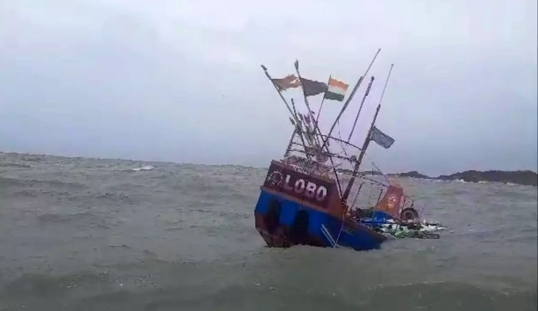 ಮಲ್ಪೆ: ಮುಳುಗುತ್ತಿದ್ದ ದೋಣಿಯಿಂದ ಐವರು ಮೀನುಗಾರರ ರಕ್ಷಣೆ