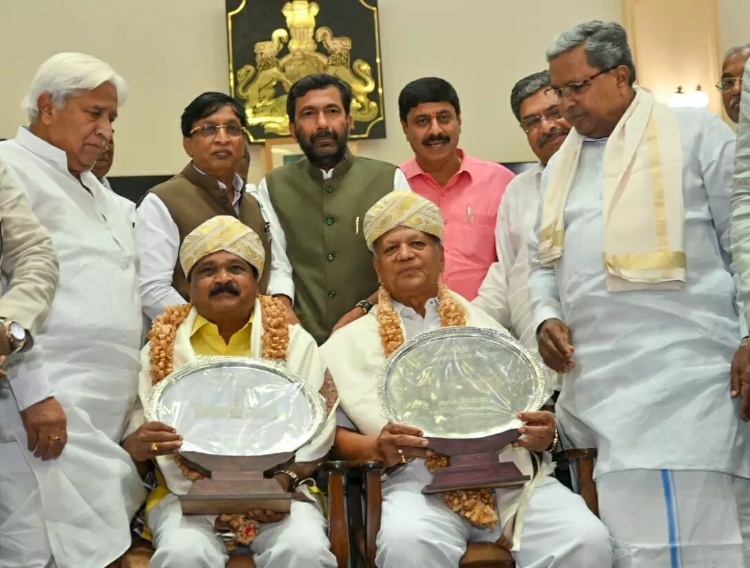 ಎಸ್.ಆರ್. ಪಾಟೀಲ್, ಶ್ರೀಕಂಠೇಗೌಡಗೆ ವಿಧಾನ ಪರಿಷತ್ತಿನ ಅತ್ಯುತ್ತಮ ಶಾಸಕ ಪ್ರಶಸ್ತಿ ಪ್ರದಾನ ಎಸ್.ಆರ್. ಪಾಟೀಲ್, ಶ್ರೀಕಂಠೇಗೌಡಗೆ ವಿಧಾನ ಪರಿಷತ್ತಿನ ಅತ್ಯುತ್ತಮ ಶಾಸಕ ಪ್ರಶಸ್ತಿ ಪ್ರದಾನ