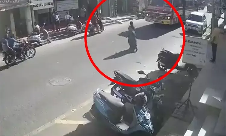 ಮಗನ ಕಾಲೇಜು ಶುಲ್ಕ ಪಾವತಿಗೆ ಹಣ ಹೊಂದಿಸಲು ಬಸ್ ನಡಿಗೆ ಬಿದ್ದು ತಾಯಿ ಆತ್ಮಹತ್ಯೆ