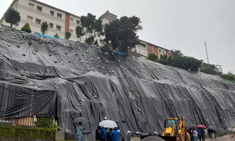 ಕೊಡಗು ಜಿಲ್ಲಾಧಿಕಾರಿ ಕಚೇರಿ ತಡೆಗೋಡೆ ನಿರ್ಮಾಣ ಕಳಪೆ ಆರೋಪ; ಕಾಮಗಾರಿ ಪರಿಶೀಲಿಸಿದ ಲೋಕಾಯುಕ್ತ ಅಧಿಕಾರಿಗಳು