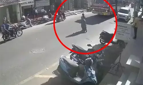 ಮಗನ ಕಾಲೇಜು ಶುಲ್ಕ ಪಾವತಿಗೆ ಹಣ ಹೊಂದಿಸಲು ಬಸ್ ನಡಿಗೆ ಬಿದ್ದು ತಾಯಿ ಆತ್ಮಹತ್ಯೆ