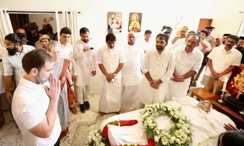 ಕೇರಳ ಮಾಜಿ ಸಿಎಂ ಉಮ್ಮನ್ ಚಾಂಡಿ ಅಂತಿಮ ದರ್ಶನ ಪಡೆದ ಸೋನಿಯಾ, ರಾಹುಲ್