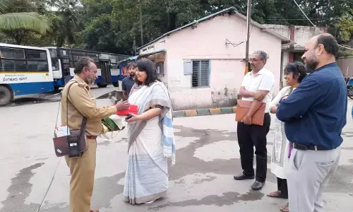 ಬಸ್ಸಿನಲ್ಲಿ ಬಲವಂತವಾಗಿ ಟೋಪಿ ತೆಗೆಸಿದ ಪ್ರಕರಣ: ಬಿಎಂಟಿಸಿ ನಿರ್ವಾಹಕ ಆಸಿಫ್ ರನ್ನು ಭೇಟಿಯಾದ ಮಾಜಿ ಶಾಸಕಿ ಸೌಮ್ಯಾ ರೆಡ್ಡಿ