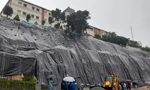 ಕೊಡಗು ಜಿಲ್ಲಾಧಿಕಾರಿ ಕಚೇರಿ ತಡೆಗೋಡೆ ನಿರ್ಮಾಣ ಕಳಪೆ ಆರೋಪ; ಕಾಮಗಾರಿ ಪರಿಶೀಲಿಸಿದ ಲೋಕಾಯುಕ್ತ ಅಧಿಕಾರಿಗಳು