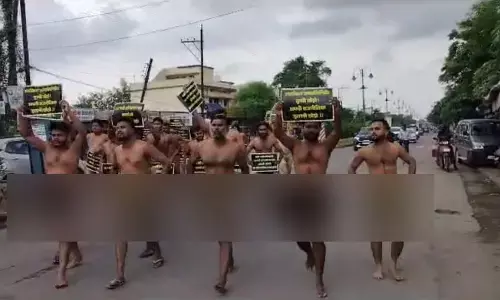 ಸರ್ಕಾರಿ ಉದ್ಯೋಗಗಳಲ್ಲಿ ನಕಲಿ ಜಾತಿ ಪ್ರಮಾಣ ಪತ್ರ ಹಾವಳಿ: ಯುವಕರಿಂದ ಬೆತ್ತಲೆ ಪ್ರತಿಭಟನೆ