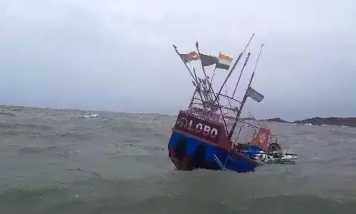 ಮಲ್ಪೆ: ಮುಳುಗುತ್ತಿದ್ದ ದೋಣಿಯಿಂದ ಐವರು ಮೀನುಗಾರರ ರಕ್ಷಣೆ