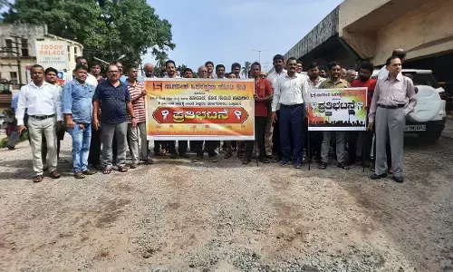 ಕೂಳೂರು: ರಾಷ್ಟ್ರೀಯ ಹೆದ್ದಾರಿಯ ಸಮಸ್ಯೆ ಬಗೆಹರಿಸಲು ಒತ್ತಾಯಿಸಿ ರಸ್ತೆ ತಡೆ