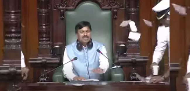 VIDEO- ವಿಧಾನಸಭೆ ಉಪಸಭಾಧ್ಯಕ್ಷರ ಮೇಲೆ ಕಾಗದ ಹರಿದು ಎಸೆದ ಬಿಜೆಪಿ ಶಾಸಕರು