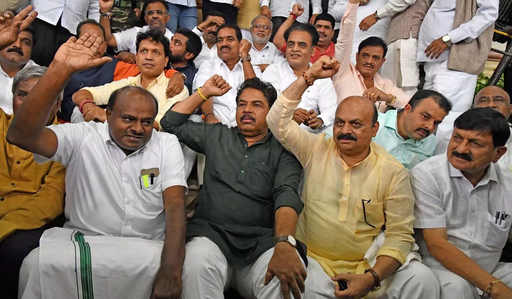 ಶಾಸಕರ ಅಮಾನತು ಖಂಡಿಸಿ ಬಿಜೆಪಿ ನಾಯಕರ ಪ್ರತಿಭಟನೆಗೆ ಕುಮಾರಸ್ವಾಮಿ ಸಾಥ್; ಪೊಲೀಸ್ ವಶಕ್ಕೆ ಶಾಸಕರ ಅಮಾನತು ಖಂಡಿಸಿ ಬಿಜೆಪಿ ನಾಯಕರ ಪ್ರತಿಭಟನೆಗೆ ಕುಮಾರಸ್ವಾಮಿ ಸಾಥ್; ಪೊಲೀಸ್ ವಶಕ್ಕೆ