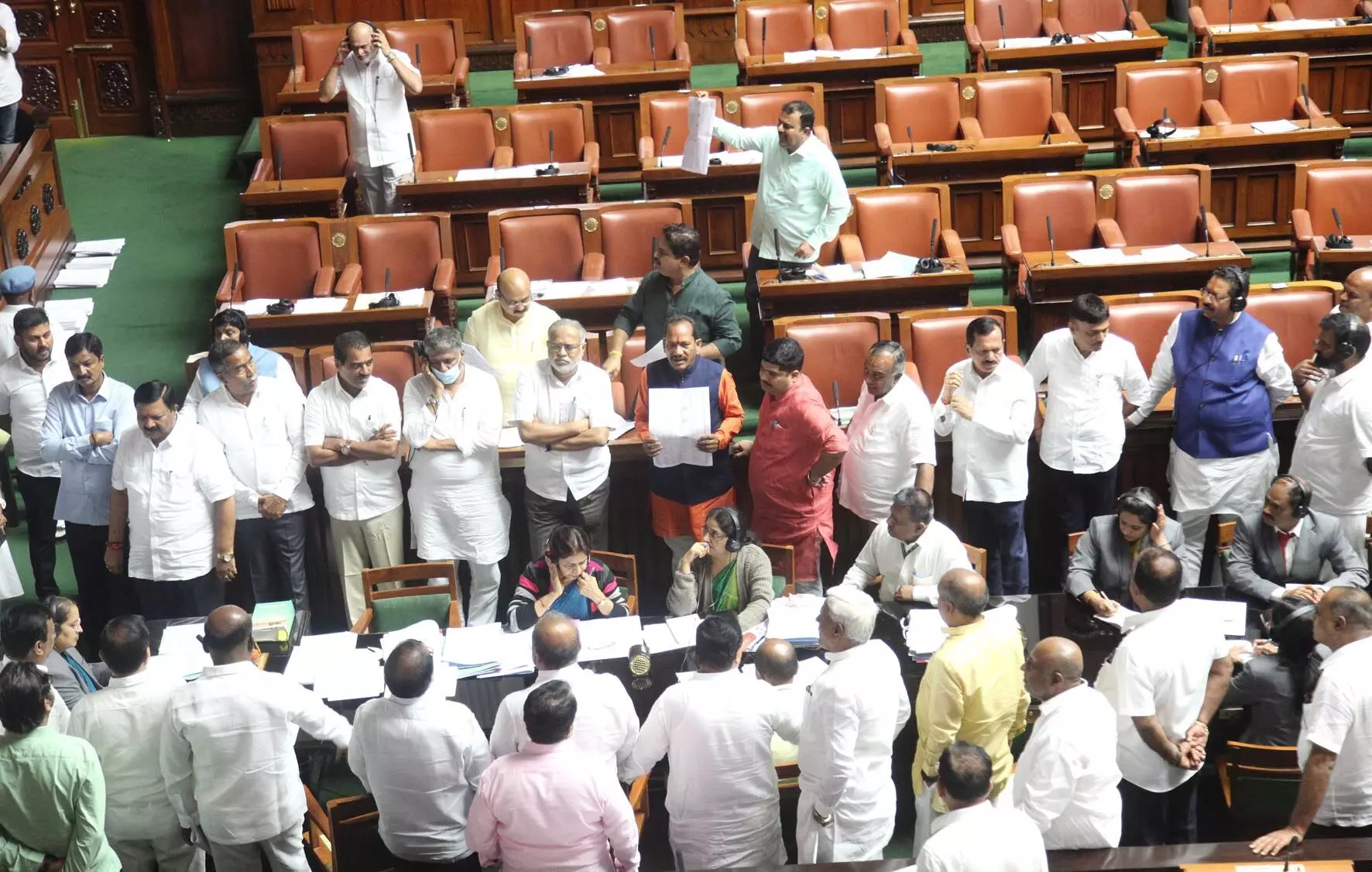 ಡೆಪ್ಯುಟಿ ಸ್ಪೀಕರ್ ಮೇಲೆ ಕಾಗದ ಎಸೆದ ಬಿಜೆಪಿ ಸದಸ್ಯರು ಅಮಾನತು