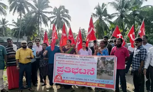 ಬಜಾಲ್ ನ ರಸ್ತೆ ಅಭಿವೃದ್ಧಿಗೆ ಆಗ್ರಹಿಸಿ ಡಿವೈಎಫ್ ಐ ಧರಣಿ