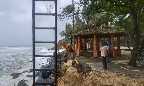 ಪಡುಬಿದ್ರೆ ಬೀಚ್ ನಲ್ಲಿ ಕಡಲ್ಕೊರೆತ ತೀವ್ರ: ರಂಗ ವೇದಿಕೆ, ವಾಚಿಂಗ್ ಟವರ್  ಸಮುದ್ರಪಾಲಾಗುವ ಭೀತಿ