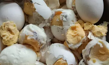 ದ.ಕ. ಜಿಲ್ಲೆಯ ಅಂಗನವಾಡಿ ಕೇಂದ್ರಗಳಿಗೆ ಕೊಳೆತ ಮೊಟ್ಟೆ ಪೂರೈಕೆ: ಗರ್ಭಿಣಿಯರು, ಪುಟಾಣಿಗಳ ಹೆತ್ತವರ ಆರೋಪ