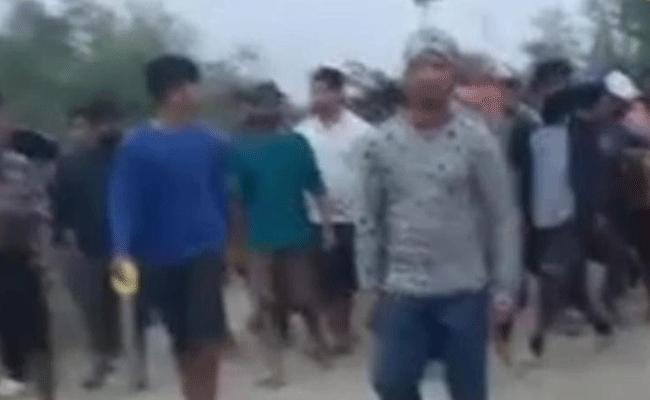 ನಿಮ್ಮ ಬಟ್ಟೆ ಬಿಚ್ಚದಿದ್ದರೆ ಕೊಂದು ಬಿಡುತ್ತೇವೆ: ನಗ್ನ ಪೆರೇಡ್ ಮಾಡಿದ ಕುಕಿ ಮಹಿಳೆಯರಿಗೆ ಧಮಕಿ ಹಾಕಿದ್ದ ಮೈತಿ ಗುಂಪು ನಿಮ್ಮ ಬಟ್ಟೆ ಬಿಚ್ಚದಿದ್ದರೆ ಕೊಂದು ಬಿಡುತ್ತೇವೆ: ನಗ್ನ ಪೆರೇಡ್ ಮಾಡಿದ ಕುಕಿ ಮಹಿಳೆಯರಿಗೆ ಧಮಕಿ ಹಾಕಿದ್ದ ಮೈತಿ ಗುಂಪು