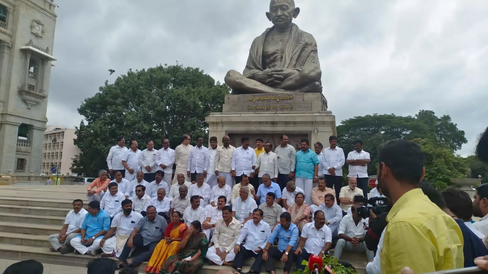 ಶಾಸಕರ ಅಮಾನತು; ವಿಧಾನ ಸಭೆ ಕಲಾಪ ಬಹಿಷ್ಕರಿಸಿ ವಿಧಾನಸೌಧದ ಗಾಂಧಿ ಪ್ರತಿಮೆ ಎದುರು ಬಿಜೆಪಿ ಪ್ರತಿಭಟನೆ ಶಾಸಕರ ಅಮಾನತು; ವಿಧಾನ ಸಭೆ ಕಲಾಪ ಬಹಿಷ್ಕರಿಸಿ ವಿಧಾನಸೌಧದ ಗಾಂಧಿ ಪ್ರತಿಮೆ ಎದುರು ಬಿಜೆಪಿ ಪ್ರತಿಭಟನೆ