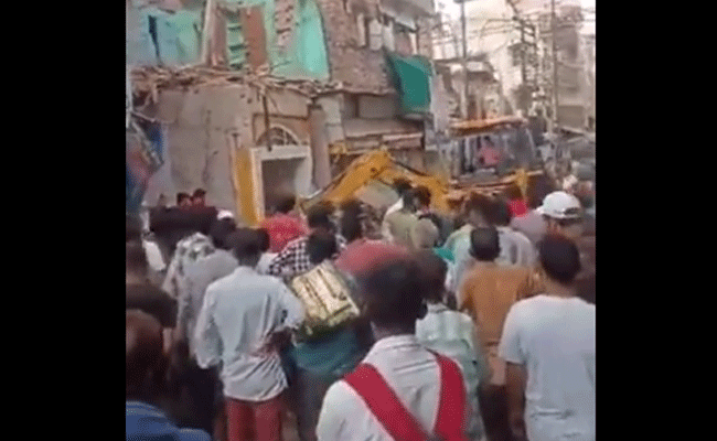 ಮಧ್ಯಪ್ರದೇಶ: ಧಾರ್ಮಿಕ ಮೆರವಣಿಗೆ ವೇಳೆ ನೀರು ಉಗುಳಿದ್ದಾರೆಂದು ಆರೋಪಿಸಿ ಮೂವರು ಮುಸ್ಲಿಮರ ಮನೆಗಳನ್ನು ಭಾಗಶಃ ನೆಲಸಮಗೊಳಿಸಿದ ಜಿಲ್ಲಾಡಳಿತ