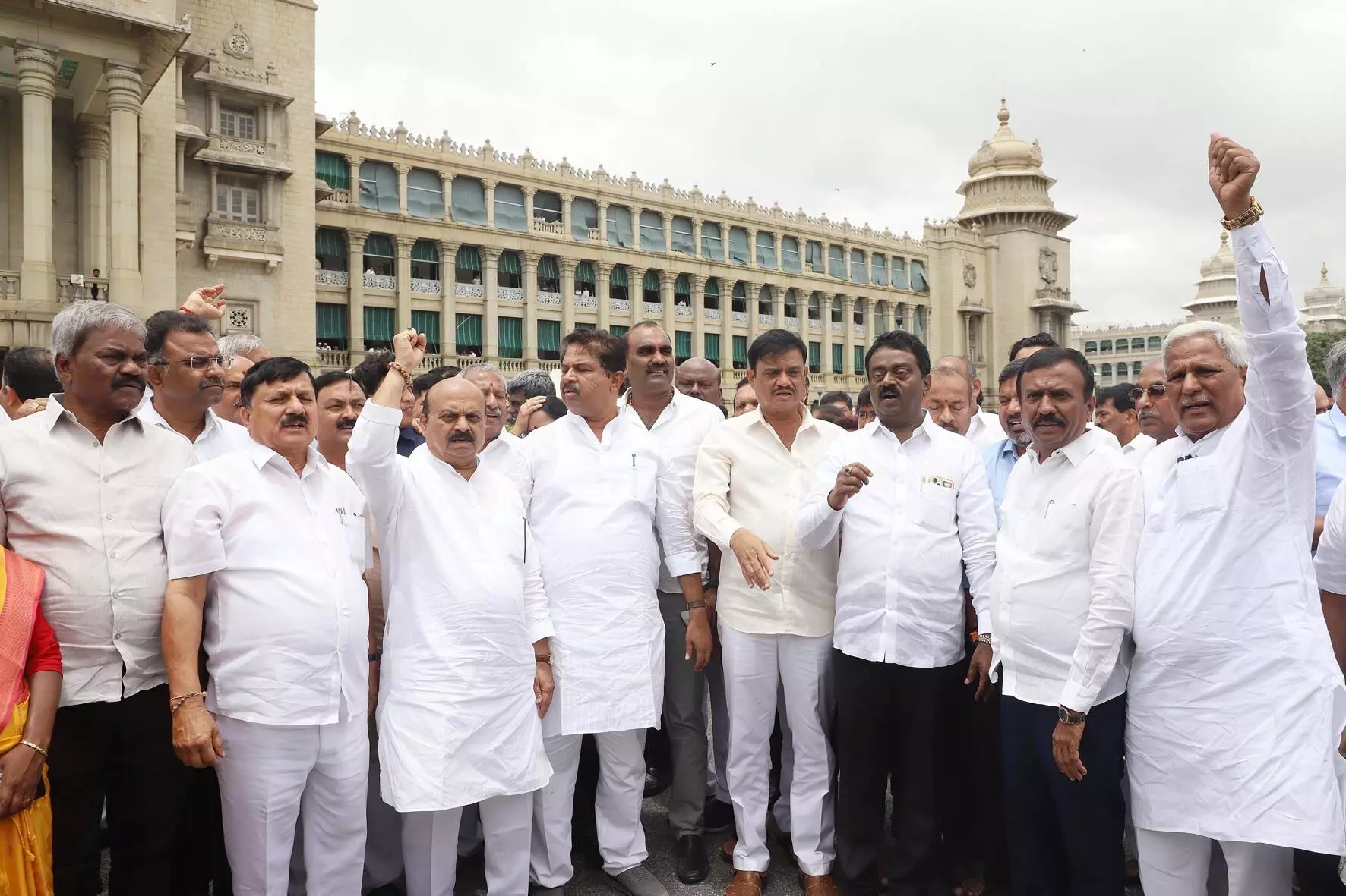 ವಿಧಾನ ಸಭೆ ಕಲಾಪ ಬಹಿಷ್ಕರಿಸಿ ಧರಣಿ ಕುಳಿತ ಬಿಜೆಪಿ ಶಾಸಕರು