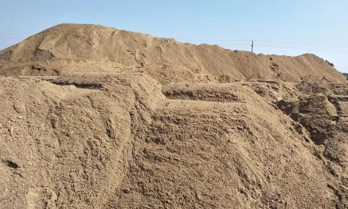 ಬಜ್ಪೆ: ಅಕ್ರಮ ಮರಳು ತೆಗೆಯುತ್ತಿದ್ದ ಆರೋಪ; ಪೊಲೀಸರಿಂದ ದಾಳಿ