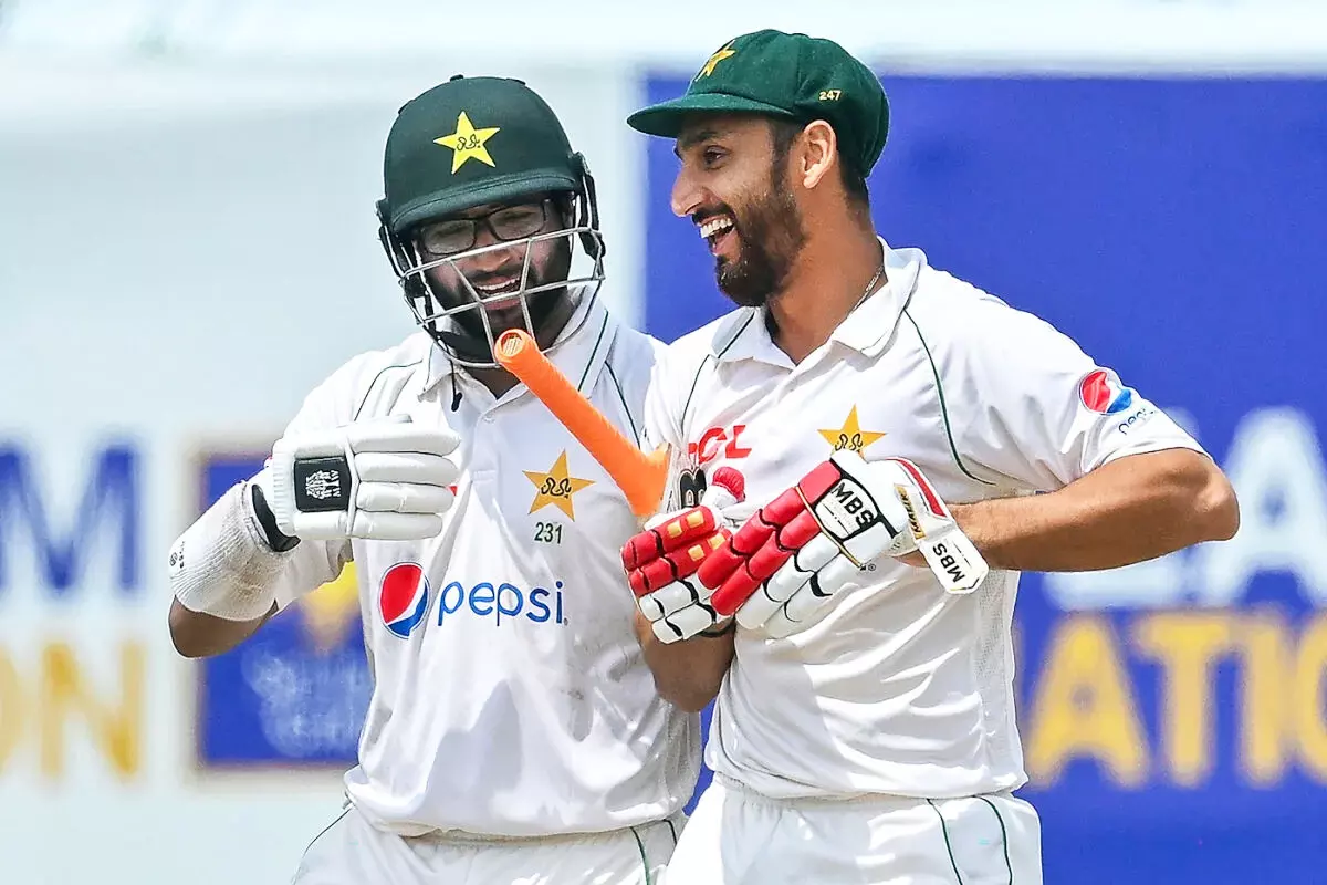 ಲಂಕಾ ವಿರುದ್ಧದ ಮೊದಲ ಟೆಸ್ಟ್: ಪಾಕ್ಗೆ 4 ವಿಕೆಟ್ ಜಯ ಲಂಕಾ ವಿರುದ್ಧದ ಮೊದಲ ಟೆಸ್ಟ್: ಪಾಕ್ಗೆ 4 ವಿಕೆಟ್ ಜಯ