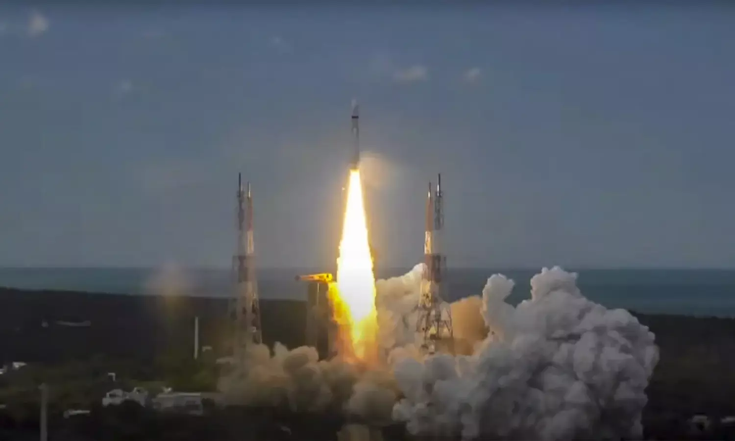 ಚಂದ್ರನಲ್ಲಿಗೆ ಹಾರುವಾಗ ಮ್ಯಾನ್ ಹೋಲ್ ಗೆ ಮನುಷ್ಯ ಇಳಿಯದಂತೆ ಮಾಡಲಾಗದೆ ?