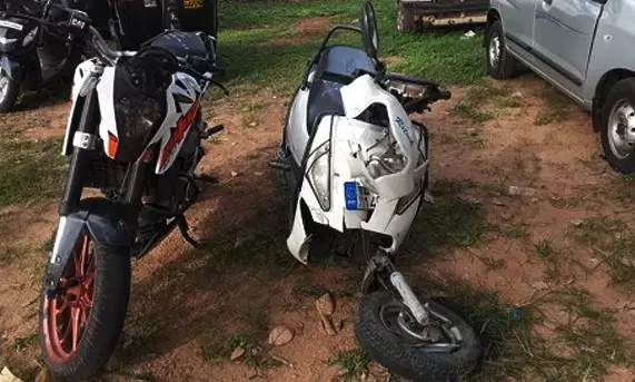 ಮೈಸೂರು | ವ್ಹೀಲಿಂಗ್ ಮಾಡುತ್ತಾ ಸ್ಕೂಟರ್ ಗೆ ಢಿಕ್ಕಿ ಹೊಡೆದ ಬೈಕ್: ಶಿಕ್ಷಕಿಗೆ ಗಂಭೀರ ಗಾಯ