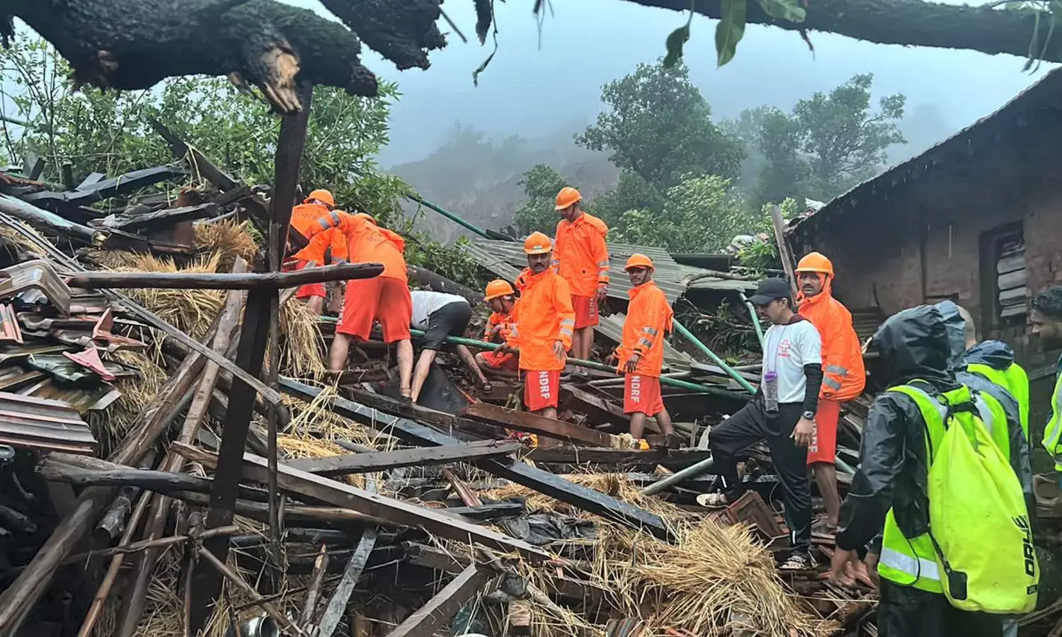 ಮಹಾರಾಷ್ಟ್ರ: ಭೂಕುಸಿತ 16 ಮಂದಿ ಸಾವು, ಹಲವರು ಮಣ್ಣಿನಡಿ ಸಿಲುಕಿರುವ ಭೀತಿ