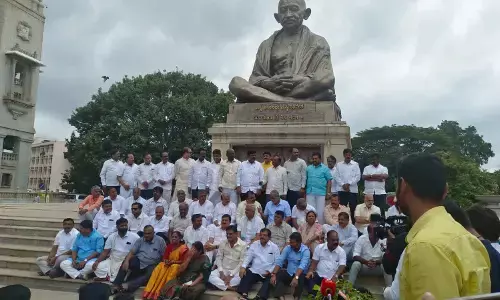 ಶಾಸಕರ ಅಮಾನತು; ವಿಧಾನ ಸಭೆ ಕಲಾಪ ಬಹಿಷ್ಕರಿಸಿ ವಿಧಾನಸೌಧದ ಗಾಂಧಿ ಪ್ರತಿಮೆ ಎದುರು ಬಿಜೆಪಿ ಪ್ರತಿಭಟನೆ