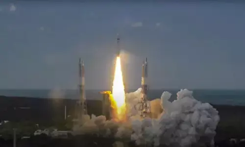 ಚಂದ್ರನಲ್ಲಿಗೆ ಹಾರುವಾಗ ಮ್ಯಾನ್ ಹೋಲ್ ಗೆ ಮನುಷ್ಯ ಇಳಿಯದಂತೆ ಮಾಡಲಾಗದೆ ?