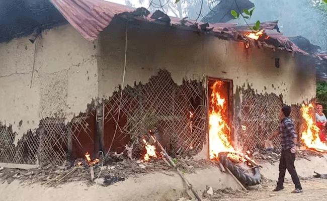 ಮಣಿಪುರ ಮಹಿಳೆಯರ ನಗ್ನ ಮೆರವಣಿಗೆ ಮಾಡಿದ ಆರೋಪಿಯ ಮನೆಗೆ ಬೆಂಕಿ ಹಚ್ಚಿದ ಗುಂಪು ಮಣಿಪುರ ಮಹಿಳೆಯರ ನಗ್ನ ಮೆರವಣಿಗೆ ಮಾಡಿದ ಆರೋಪಿಯ ಮನೆಗೆ ಬೆಂಕಿ ಹಚ್ಚಿದ ಗುಂಪು