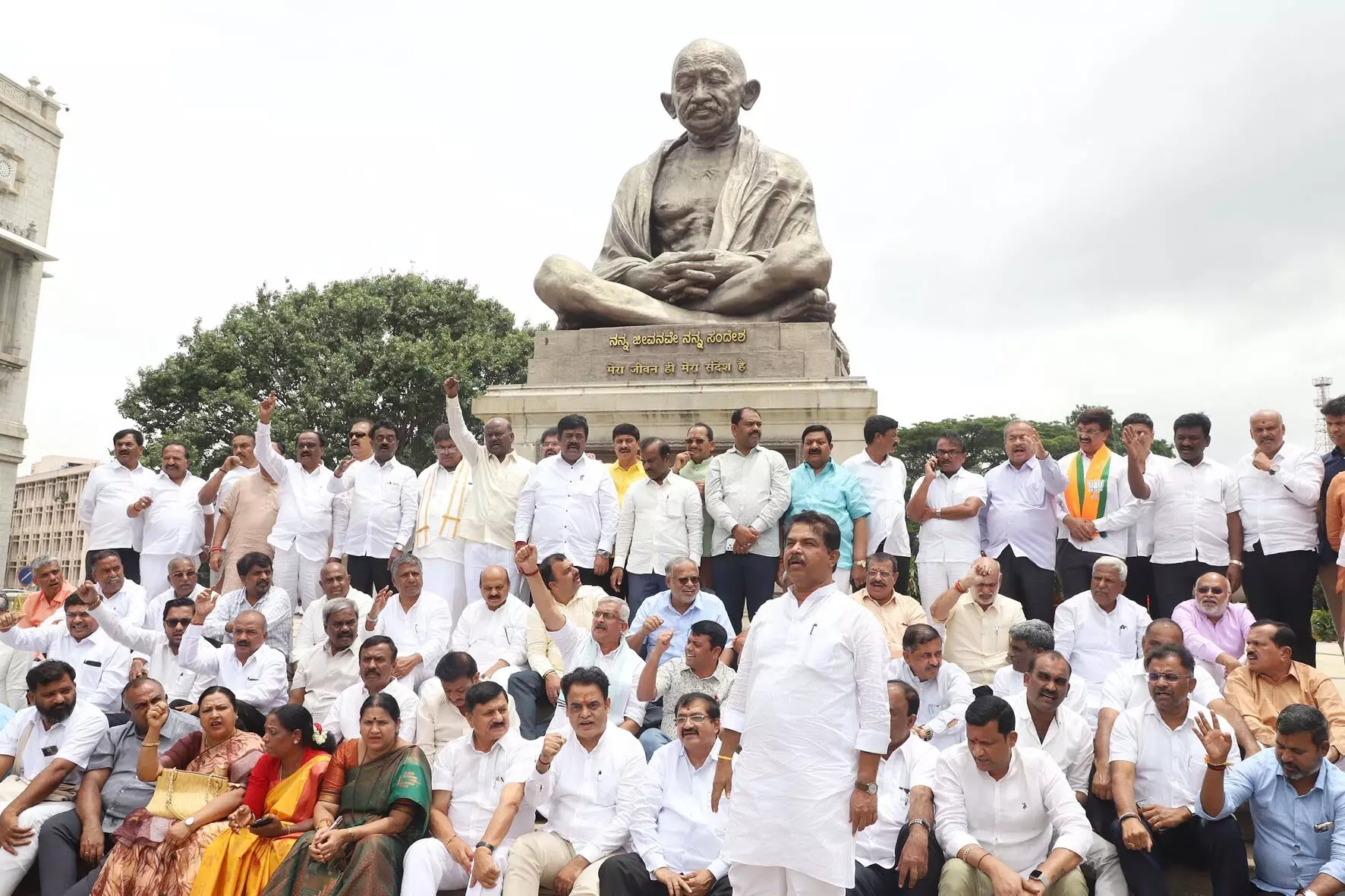 ವಿಪಕ್ಷ ನಾಯಕನ ಆಯ್ಕೆ ಮಾಡದೇ ಸದನದಲ್ಲಿ ಪಾಲ್ಗೊಳ್ಳಬಾರದು ಅಂತ ಏನಾದರೂ ರೂಲ್ಸ್ ಇದೆಯೇ?: ಆರ್. ಅಶೋಕ್ ಪ್ರಶ್ನೆ