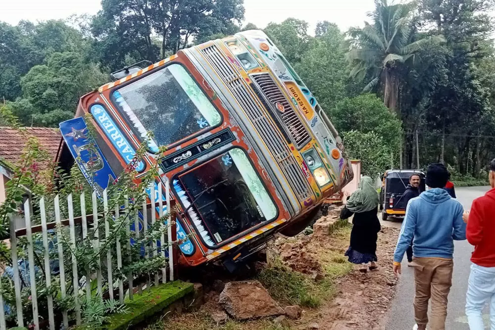 ಮಡಿಕೇರಿ: ಕಾಫಿ ಸಾಗಿಸುತ್ತಿದ್ದ ಲಾರಿ ಪಲ್ಟಿ ಮಡಿಕೇರಿ: ಕಾಫಿ ಸಾಗಿಸುತ್ತಿದ್ದ ಲಾರಿ ಪಲ್ಟಿ