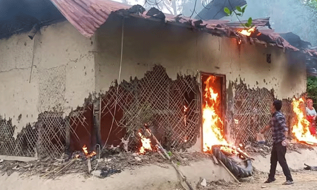 ಮಣಿಪುರ ಮಹಿಳೆಯರ ನಗ್ನ ಮೆರವಣಿಗೆ ಮಾಡಿದ ಆರೋಪಿಯ ಮನೆಗೆ ಬೆಂಕಿ ಹಚ್ಚಿದ ಗುಂಪು