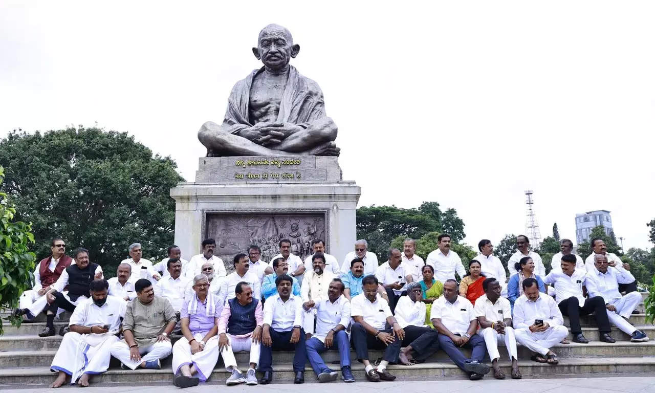 ಶಾಸಕರ ಅಮಾನತು; ಕಲಾಪ ಬಹಿಷ್ಕರಿಸಿ ಶುಕ್ರವಾರವೂ ಬಿಜೆಪಿ ಪ್ರತಿಭಟನೆ