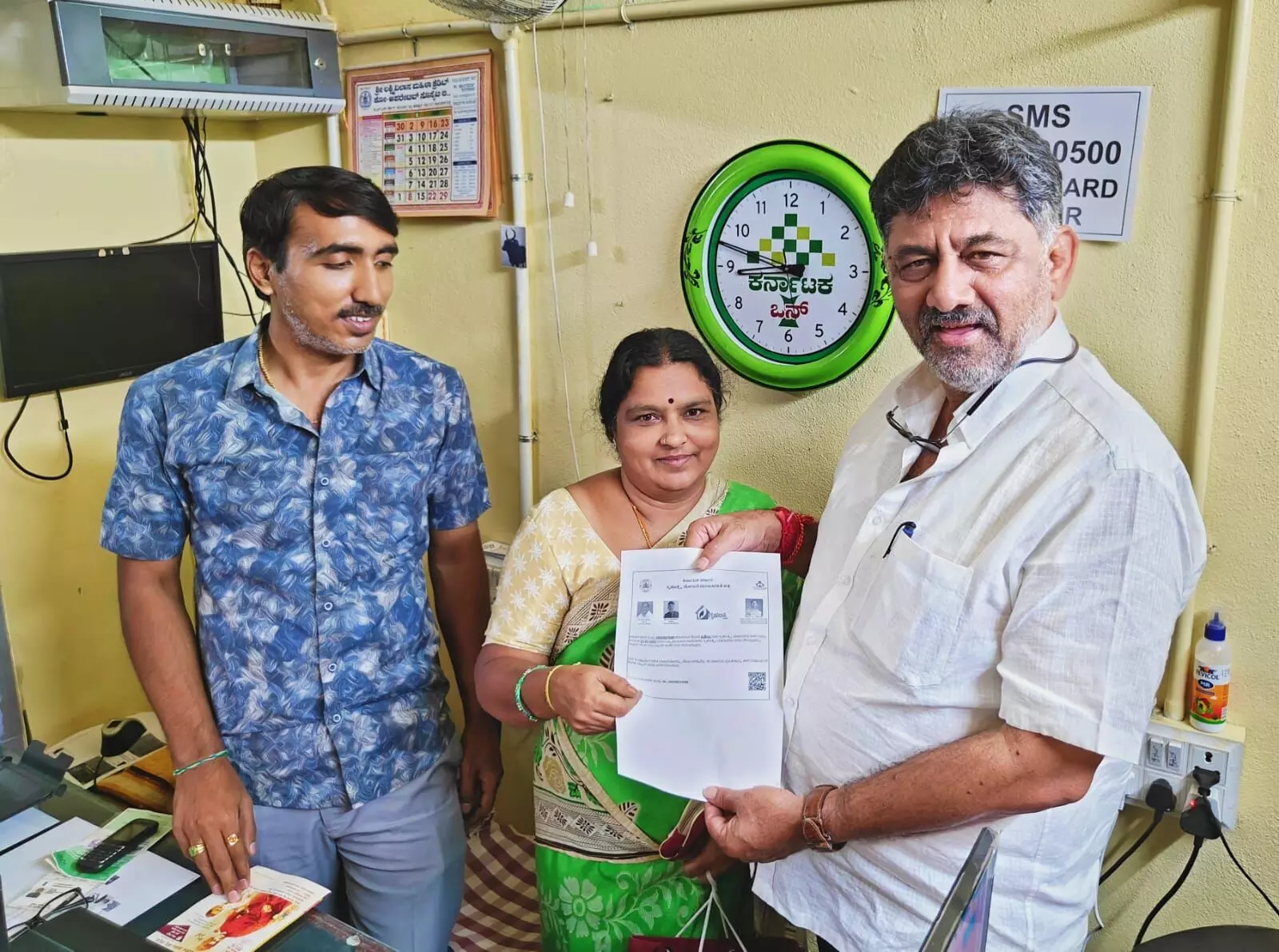 ಕನಕಪುರದ ಕರ್ನಾಟಕ ಒನ್ ಸೇವಾ ಕೇಂದ್ರಕ್ಕೆ ಡಿಸಿಎಂ ದಿಢೀರ್ ಭೇಟಿ; ಗೃಹಲಕ್ಷಿ ನೋಂದಣಿ ಪ್ರಕ್ರಿಯೆ ಪರಿಶೀಲನೆ