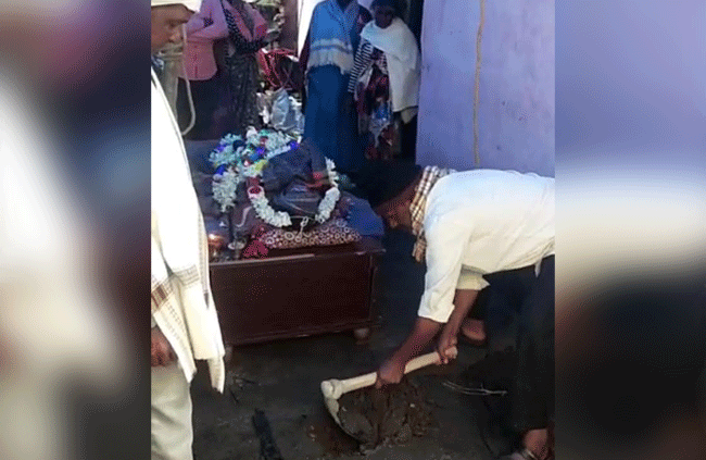 ಹಾಸನ: ಸ್ಮಶಾನ ಇಲ್ಲದ ಕಾರಣ ಮನೆಯಲ್ಲೇ ಮೃತದೇಹ ಹೂಳಲು ಮುಂದಾದ ದಲಿತ ಕುಟುಂಬ
