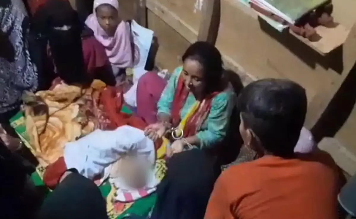 ಪುಟ್ಟ ಮಗುವಿನ ಅಂತ್ಯಕ್ರಿಯೆಗಾಗಿ ರೋಹಿಂಗ್ಯಾ ದಂಪತಿಯನ್ನು ಕೈಕೋಳದೊಂದಿಗೆ ಕರೆದೊಯ್ದ ಪೊಲೀಸರು ಪುಟ್ಟ ಮಗುವಿನ ಅಂತ್ಯಕ್ರಿಯೆಗಾಗಿ ರೋಹಿಂಗ್ಯಾ ದಂಪತಿಯನ್ನು ಕೈಕೋಳದೊಂದಿಗೆ ಕರೆದೊಯ್ದ ಪೊಲೀಸರು