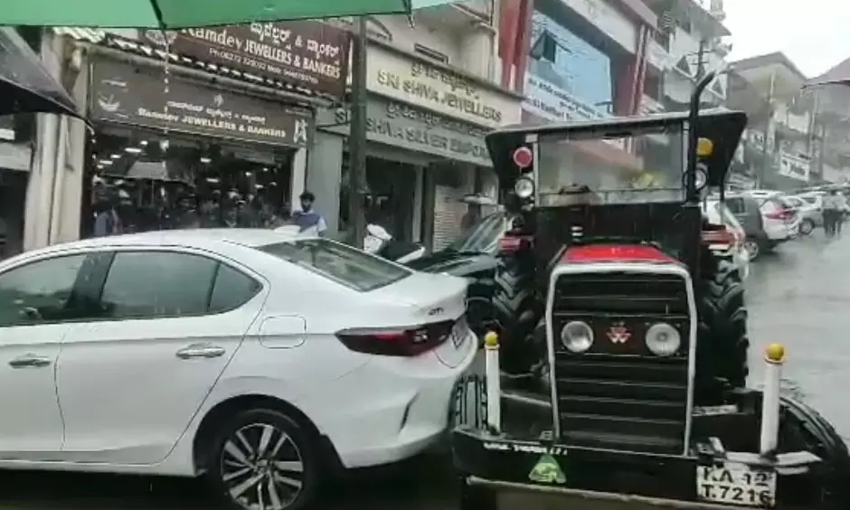 ಮಡಿಕೇರಿ: 10ಕ್ಕೂ ಹೆಚ್ಚು ವಾಹನಗಳಿಗೆ ಢಿಕ್ಕಿ ಹೊಡೆದ ಟ್ರ್ಯಾಕ್ಟರ್