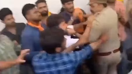 ಉತ್ತರ ಪ್ರದೇಶ: ಉಪ ಕುಲಪತಿ ಸಹಿತ ವಿವಿ ಅಧಿಕಾರಿಗಳ ಮೇಲೆ ಎಬಿವಿಪಿ ಸದಸ್ಯರಿಂದ ಅಮಾನುಷ ಹಲ್ಲೆ